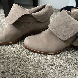 Uggs light tan/grey suede
EC 
Hardly worn 
Can wear top up or folded over
Size 7